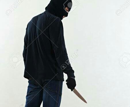 மீனவர்களிடம் கத்தியை காட்டி மிரட்டி பொருட்களை இலங்கை மீனவர்கள் பறித்துச் சென்றனர்