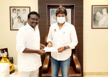 திமுக இளைஞரணியின் வளர்ச்சி நிதியாக உதயநிதி ஸ்டாலினிடம் தூத்துக்குடி எஸ்.ஜோயல் ரூ.5லட்சம் வழங்கினார்