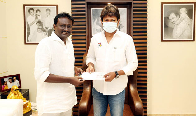 திமுக இளைஞரணியின் வளர்ச்சி நிதியாக உதயநிதி ஸ்டாலினிடம் தூத்துக்குடி எஸ்.ஜோயல் ரூ.5லட்சம் வழங்கினார்