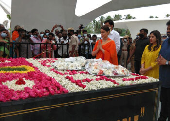 மெரினாவில் உள்ள முன்னாள் முதல் -அமைச்சர் ஜெயலலிதா நினைவிடத்தில் நடிகை கங்கனா ரணாவத் மரியாதை செலுத்தினார்.