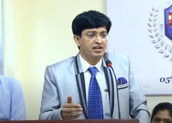 அடுத்த ஒரு மாதத்திற்குள் அனைவரும் தாமாக முன்வந்து முழுமையாக கொரோனா தடுப்பூசிகளை செலுத்திக் கொள்ள வேண்டும். – தமிழக சுகாதாரத்துறை செயலாளர் இராதாகிருஷ்ணன்