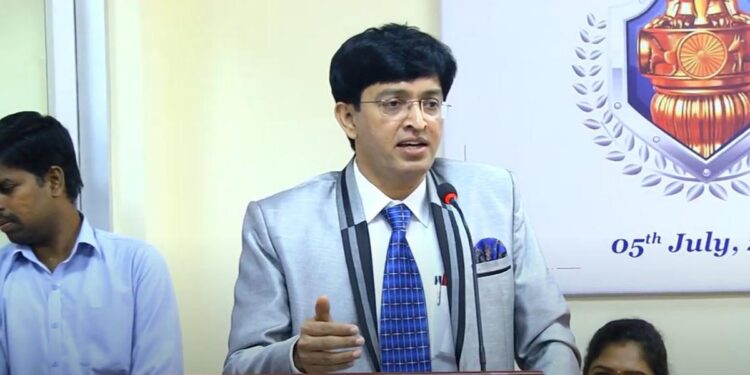 அடுத்த ஒரு மாதத்திற்குள் அனைவரும் தாமாக முன்வந்து முழுமையாக கொரோனா தடுப்பூசிகளை செலுத்திக் கொள்ள வேண்டும். – தமிழக சுகாதாரத்துறை செயலாளர் இராதாகிருஷ்ணன்