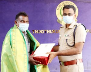 தூத்துக்குடியில் கீழே கிடந்த மணி பர்ஸை எடுத்து காவல் நிலையத்தில் ஒப்படைத்தவருக்கு எஸ்பி பாராட்டு