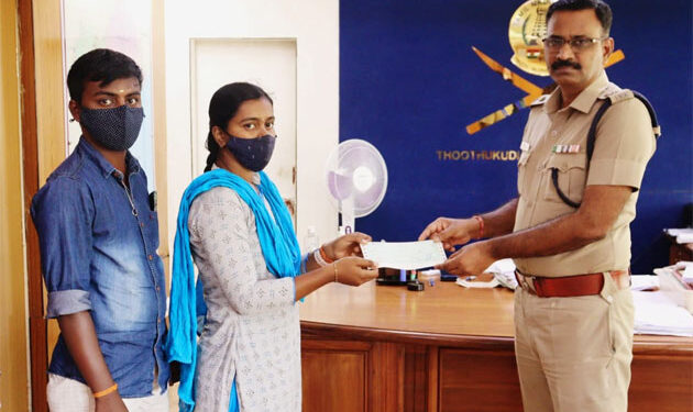 தூத்துக்குடியில் விபத்தில் உயிரிழந்த உதவி ஆய்வாளர் குடும்பத்திற்கு ரூ.2லட்சம் நிதியுதவியை எஸ்பி ஜெயக்குமார் வழங்கினார்.