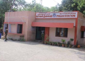 எஸ்பி ஜெயக்குமாரின் பாராட்டு மழையில் முத்தையாபுரம் காவல் உதவி ஆய்வாளர் முத்துமாலை