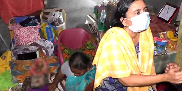 மூட நம்பிக்கையில் இறந்த தாயின் உடலை, வைத்து 7 நாட்கள் ஜெபம் செய்த மகள்கள்