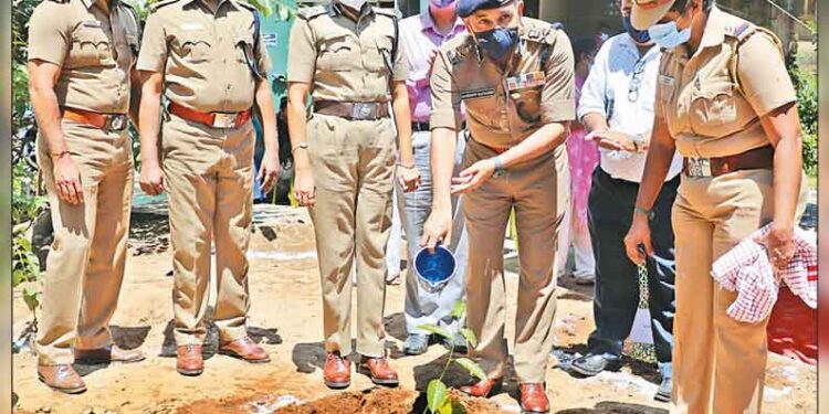 தமிழ்நாடு ரெயில்வே போலீஸ் சார்பில் 47 ரெயில்வே போலீஸ் நிலையங்களில் மரக்கன்றுகள் நடும் விழா