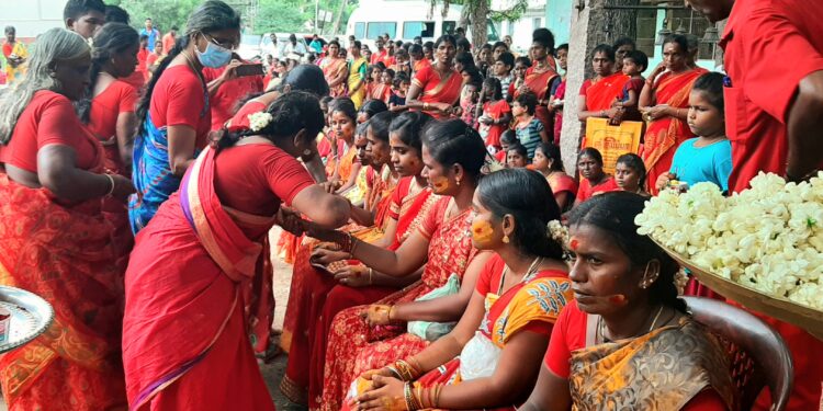 மழை வேண்டி மேல்மருவத்தூர் ஆதிபரசக்தி வழிபாட்டு மன்றம் சார்பில் புதூரில் கிராம நல வழிபாடு