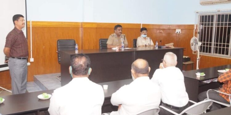 நெல்லை மாநகர காவல் ஆணையாளர் தலைமையில் தனியார் லாட்ஜ் மற்றும் தங்கும் விடுதிகளின் நிர்வாகிகளுடன் ஆலோசனை கூட்டம்