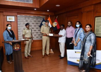 சென்னை பெருநகர காவல் உதவி மையத்தில் Help Age India அரசு சாரா முதியோர் நல அமைப்பினருக்கு ரூபாய் 4.5 லட்சத்துக்கான காசோலை