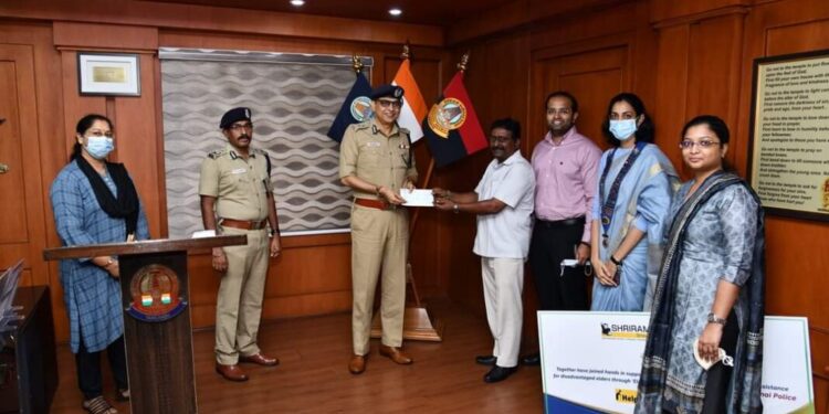 சென்னை பெருநகர காவல் உதவி மையத்தில் Help Age India அரசு சாரா முதியோர் நல அமைப்பினருக்கு ரூபாய் 4.5 லட்சத்துக்கான காசோலை