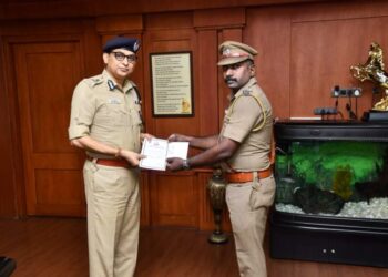 தொடர் திருட்டு குற்றங்களில் ஈடுபட்ட ராம்ஜிநகரை சேர்ந்த 7 குற்றவாளிகளை கைது செய்து, 3 லேப்டாப்கள் மற்றும் ரூ.1,16,000 கைப்பற்றிய, அண்ணாநகர் உதவி ஆணையாளர் தலைமையிலான காவல் குழுவினரை, சென்னை பெருநகர காவல் ஆணையாளர் நேரில் அழைத்துப் பாராட்டி வெகுமதி