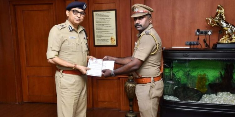 தொடர் திருட்டு குற்றங்களில் ஈடுபட்ட ராம்ஜிநகரை சேர்ந்த 7 குற்றவாளிகளை கைது செய்து, 3 லேப்டாப்கள் மற்றும் ரூ.1,16,000 கைப்பற்றிய, அண்ணாநகர் உதவி ஆணையாளர் தலைமையிலான காவல் குழுவினரை, சென்னை பெருநகர காவல் ஆணையாளர் நேரில் அழைத்துப் பாராட்டி வெகுமதி