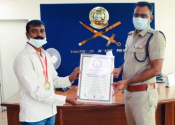 இந்திய சாதனை புத்தகத்தில் இடம்பெற்ற காவலருக்கு மாவட்ட எஸ்.பி பாராட்டு