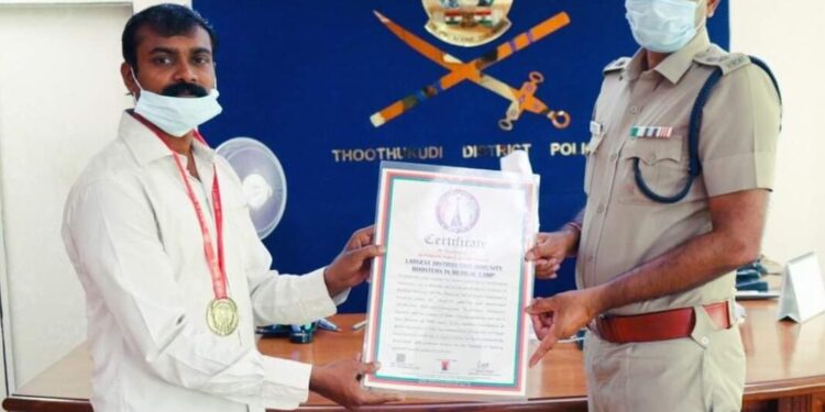 இந்திய சாதனை புத்தகத்தில் இடம்பெற்ற காவலருக்கு மாவட்ட எஸ்.பி பாராட்டு