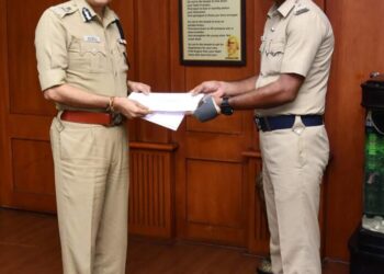 முதியவரை கடத்திச் சென்று ரூ.50 லட்சம் பணம் கேட்டு மிரட்டிய 3 நபர்களை கைது செய்த போலீசாருக்கு போலீஸ் கமிஷனர் பாராட்டு