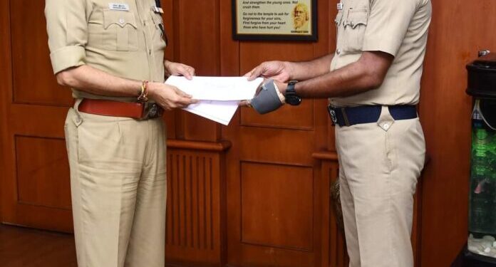 முதியவரை கடத்திச் சென்று ரூ.50 லட்சம் பணம் கேட்டு மிரட்டிய 3 நபர்களை கைது செய்த போலீசாருக்கு போலீஸ் கமிஷனர் பாராட்டு