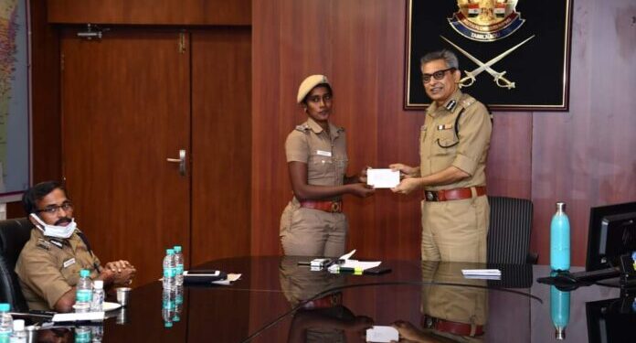 காவலர்களுக்கு போலீஸ் கமிஷனர் வாழ்த்து அட்டைகள் வழங்கி வாழ்த்து