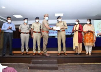 சேவை மையத்திலிருந்து பேசுவதுபோல பேசி, வங்கி கணக்கிலிருந்து பணம் மோசடி