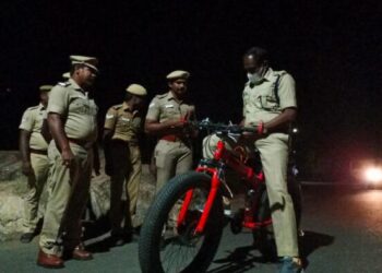 சைக்கிளில் ரோந்து சென்று பாதுகாப்பு பணிகள் குறித்து ஆய்வு மேற்கொண்ட திருநெல்வேலி எஸ்.பி