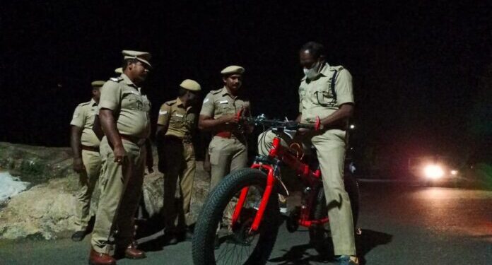 சைக்கிளில் ரோந்து சென்று பாதுகாப்பு பணிகள் குறித்து ஆய்வு மேற்கொண்ட திருநெல்வேலி எஸ்.பி