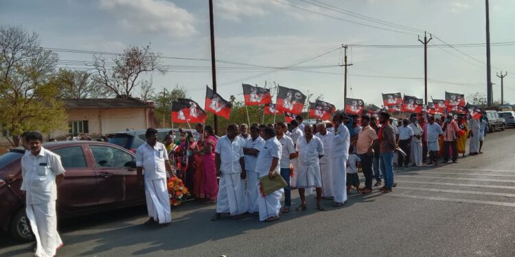 தூத்துக்குடி விமான நிலையம் வருகை தந்த முன்னாள் முதல்வர் கழக ஒருங்கிணைப்பாளர் தமிழக எதிர்கட்சித் துணைத் தலைவர்  ஓ. பன்னீர்செல்வத்திற்கு உற்சாக வரவேற்பு