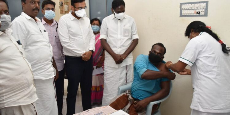 நாகை மாவட்டத்தில் ஐந்தாவது மெகா கொரோனா தடுப்பூசி முகாம்! தமிழக அரசின் டெல்லி சிறப்பு பிரதிநிதி ஏ.கே.எஸ்.விஜயன் மற்றும் மாவட்ட ஆட்சியர் டாக்டர் அருண்தம்புராஜ் ஆகியோர் பார்வையிட்டு ஆய்வு