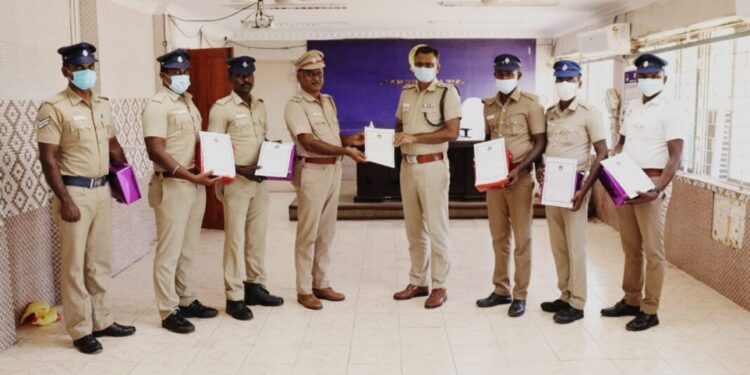 தூத்துக்குடி மாவட்டத்தில் கடந்த வாரம் சிறப்பாக பணியாற்றிய காவல்துறையினருக்கு பாராட்டுச்சான்றிதழ்
