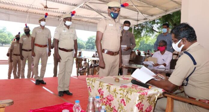 மதுரை ஆயுதப்படை மைதானத்தில் காவல்துறையினர் குறைகேட்பு முகாம்