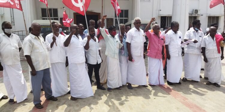 மூன்று அம்ச கோரிக்கைகளை வலியுறுத்தி விவசாய சங்கங்கள் தொழிலாளர் சங்கத்தினர் கண்டன ஆர்ப்பாட்டம்