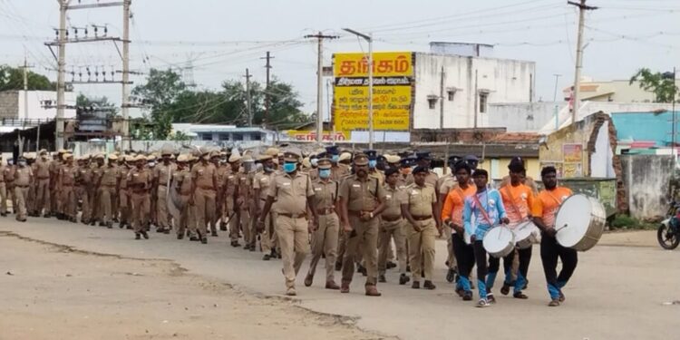 திருநெல்வேலி மாவட்டத்தில் வருகின்ற உள்ளாட்சி தேர்தல் பாதுகாப்பை முன்னிட்டு காவல்துறையினரின் கொடி அணிவகுப்பு