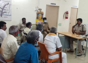 பெரியகுளம் டி.எஸ்‌‌‌.பி முத்‌‌‌துக்‌‌‌குமார்‌‌‌ தலைமையில் அனைத்து ஊர் சமுதாய தலைவர்களையும் அழைத்து தீவிர ஆலோசனை