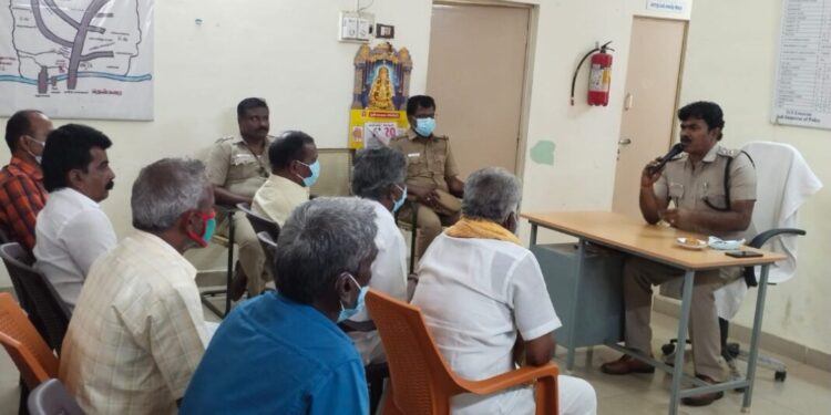 பெரியகுளம் டி.எஸ்‌‌‌.பி முத்‌‌‌துக்‌‌‌குமார்‌‌‌ தலைமையில் அனைத்து ஊர் சமுதாய தலைவர்களையும் அழைத்து தீவிர ஆலோசனை