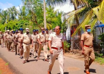 முத்துப்பேட்டை உட்கோட்ட துணைக்காவல் கண்காணிப்பாளர் வெள்ளத்துரை தலைமையில் இன்றுகொடி அணிவகுப்பு