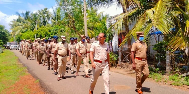 முத்துப்பேட்டை உட்கோட்ட துணைக்காவல் கண்காணிப்பாளர் வெள்ளத்துரை தலைமையில் இன்றுகொடி அணிவகுப்பு