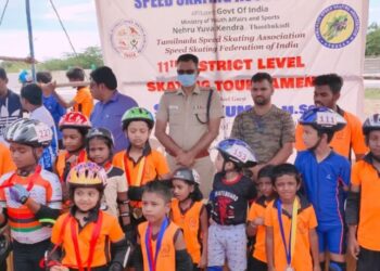 தூத்துக்குடியில் ஸ்பீடு ஸ்கேட்டிங் போட்டியில் வெற்றி பெற்ற மாணவ மாணவியர்களுக்கு மாவட்ட காவல் கண்காணிப்பாளர் எஸ். ஜெயக்குமார் சான்றிதழ் மற்றும் பதக்கங்கள் வழங்கி பாராட்டினார்.