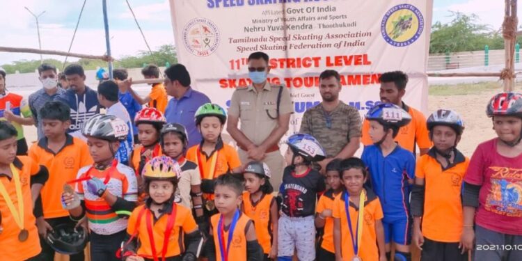 தூத்துக்குடியில் ஸ்பீடு ஸ்கேட்டிங் போட்டியில் வெற்றி பெற்ற மாணவ மாணவியர்களுக்கு மாவட்ட காவல் கண்காணிப்பாளர் எஸ். ஜெயக்குமார் சான்றிதழ் மற்றும் பதக்கங்கள் வழங்கி பாராட்டினார்.