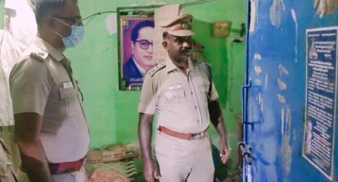 ஓட்டப்பிடாரம் ஆவாரங்காடு அருகே பெண் கொலை -உடனடியாக கைது செய்த தனிப்படை போலீசாரை மாவட்ட காவல் கண்காணிப்பாளர் எஸ். ஜெயக்குமார் பாராட்டினார்.