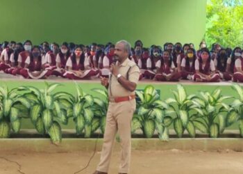 விருதுநகர் காரியாபட்டி காவல் நிலையத்தின் சார்பில் அனைத்து பள்ளிகள் தோறும் மாணவ, மாணவியற்களுக்கு பெண் குழந்தைகள் பாதுகாப்பு குறித்து விழிப்புணர்வு