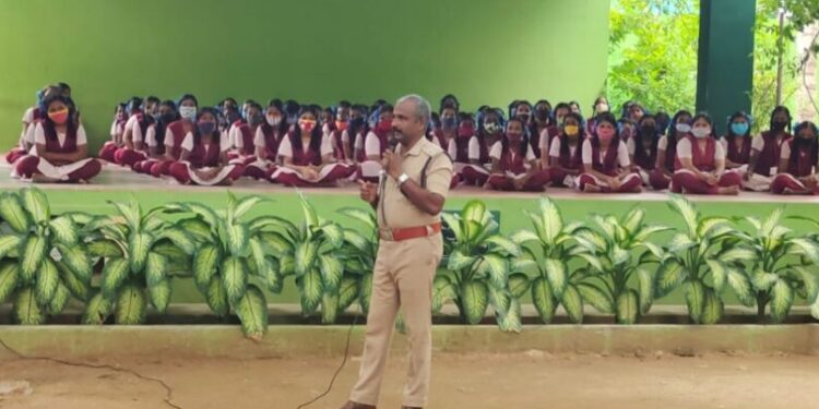 விருதுநகர் காரியாபட்டி காவல் நிலையத்தின் சார்பில் அனைத்து பள்ளிகள் தோறும் மாணவ, மாணவியற்களுக்கு பெண் குழந்தைகள் பாதுகாப்பு குறித்து விழிப்புணர்வு