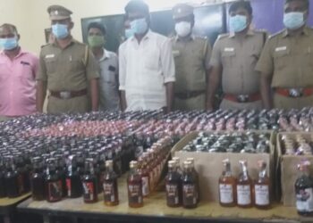 சட்டத்திற்கு புறம்பாக அரசு மதுபாட்டில்களை மலைபோல் குவித்து கள்ளசந்தையில் மதுவிற்பனை செய்தவர் கைது