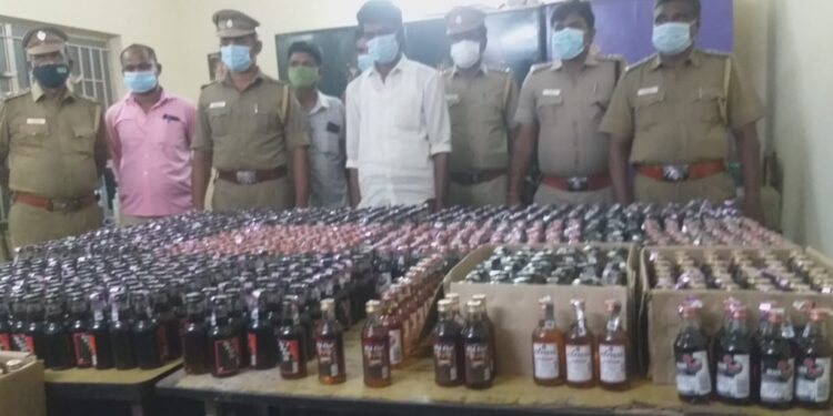 சட்டத்திற்கு புறம்பாக அரசு மதுபாட்டில்களை மலைபோல் குவித்து கள்ளசந்தையில் மதுவிற்பனை செய்தவர் கைது