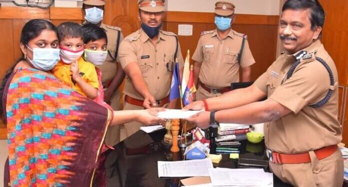 நெல்லை மாநகரத்தில் கொரோனா நோய் தொற்றால் உயிரிழந்த ஊர்காவல் படையினர் குடும்பத்திற்கு ரூபாய் 75 ஆயிரம் உதவித்தொகை