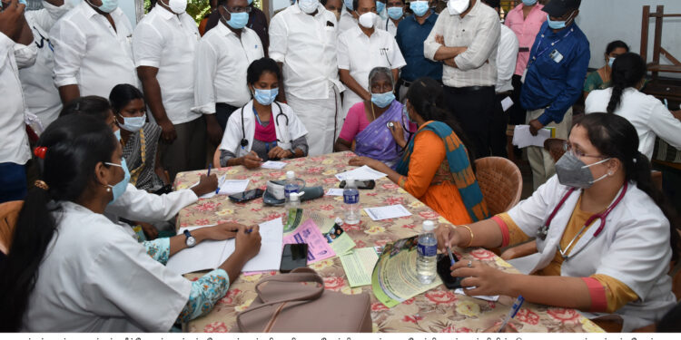 வேளாங்கண்ணி பேரூராட்சியில் கலைஞரின் வருமுன் காப்போம் திட்டத்தின் மாபெரும் சிறப்பு மருத்துவ முகாமினை மாவட்ட ஆட்சித்தலைவர் டாக்டர்.அ.அருண்தம்புராஜ்  இன்று  தொடங்கி வைத்தார்.