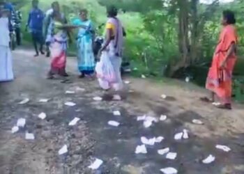 நாகை அருகே சாராயம் விற்றவர்களை அடித்து விரட்டிய பெண்கள். கைப்பற்றிய சாராய பாக்கெட்டுகளை சாலையில் வீசி ஆவேசம்.. பரபரப்பு…