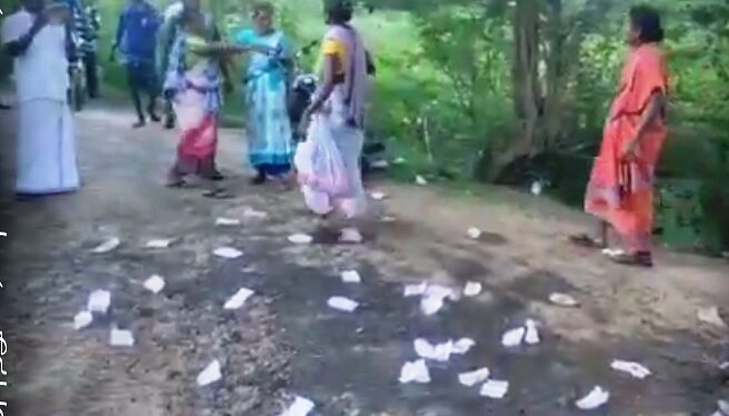 நாகை அருகே சாராயம் விற்றவர்களை அடித்து விரட்டிய பெண்கள். கைப்பற்றிய சாராய பாக்கெட்டுகளை சாலையில் வீசி ஆவேசம்.. பரபரப்பு…