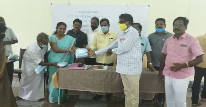 இல்லம் தேடி கல்வி – தலைமை ஆசிரியர்களிடம் 12 ஆயிரம் மாண வர்களுக்கு முகக் கவசம் வழங்கப்பட்டது
