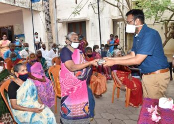 உலக முதியோர் தின விழாவை முன்னிட்டு முதியோர் இல்லத்தில் மாவட்ட ஆட்சியர் அருண்தம்புராஜ் தலைமையில் நினைவு திறன்போட்டி, கோலபோட்டி நடத்தப்பட்டது.