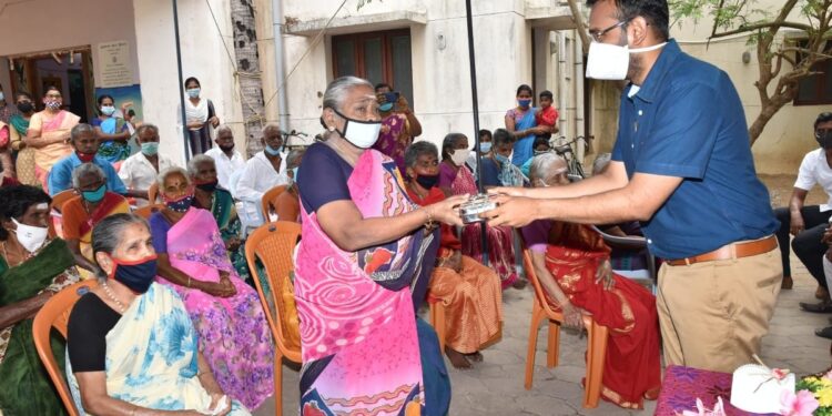 உலக முதியோர் தின விழாவை முன்னிட்டு முதியோர் இல்லத்தில் மாவட்ட ஆட்சியர் அருண்தம்புராஜ் தலைமையில் நினைவு திறன்போட்டி, கோலபோட்டி நடத்தப்பட்டது.