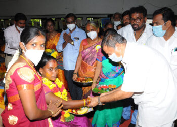 விருதுநகர் மாவட்டம் சிவகாசியில் சமூக வளைகாப்பு நிகழ்ச்சி வெகு சிறப்பாக நடைபெற்றது நலத்திட்ட உதவிகளை சிவகாசி எம்எல்ஏ அசோகன் வழங்கினார்